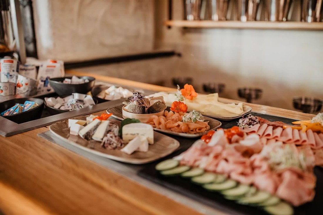 Eine Auswahl an Wurst, Käse und Schinken am Frühstücksbuffet im Genusshotel loj in Flachau