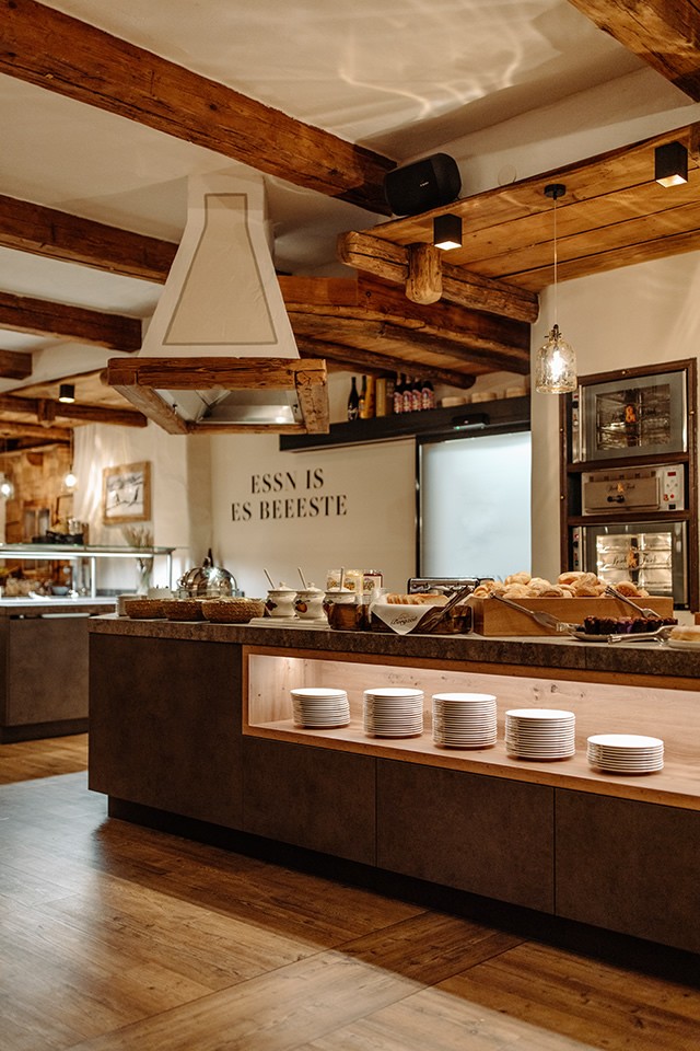 Frühstücksbuffet mit regionalen, saisonalen und selbsterzeugten Produkten im Hotel loj